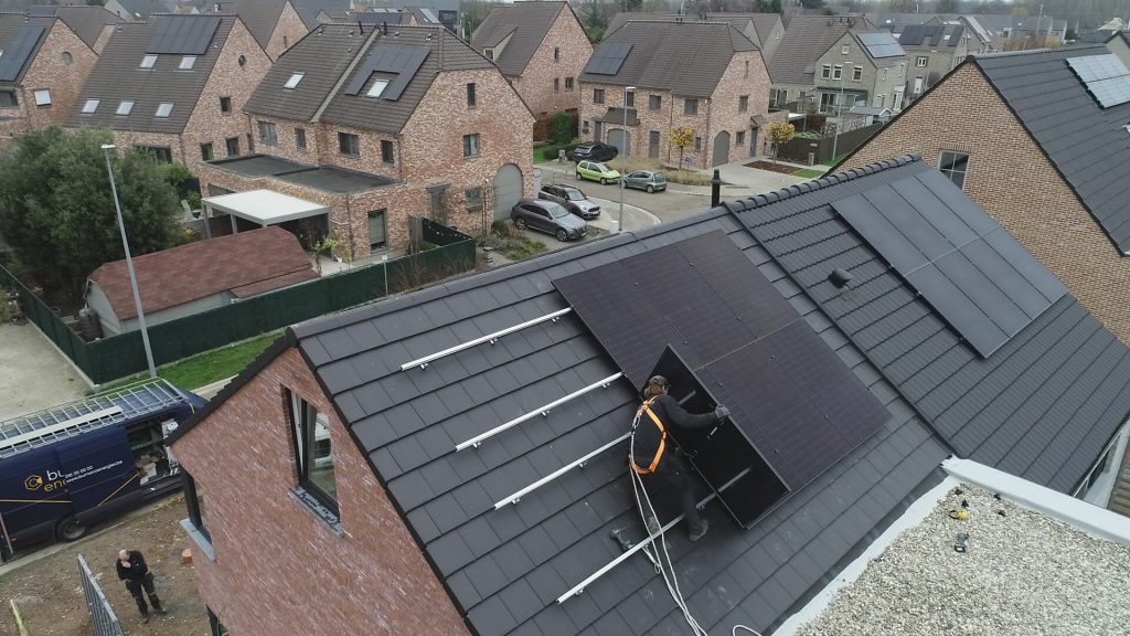 Plaatsing zonnepanelen op particuliere woning door installateur Bumaco Energies.
